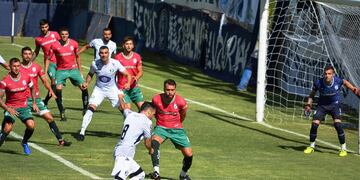 Felix Banega y una acción manifiesta de gol para la Lepra. / Nicolás Ríos (Los Andes).