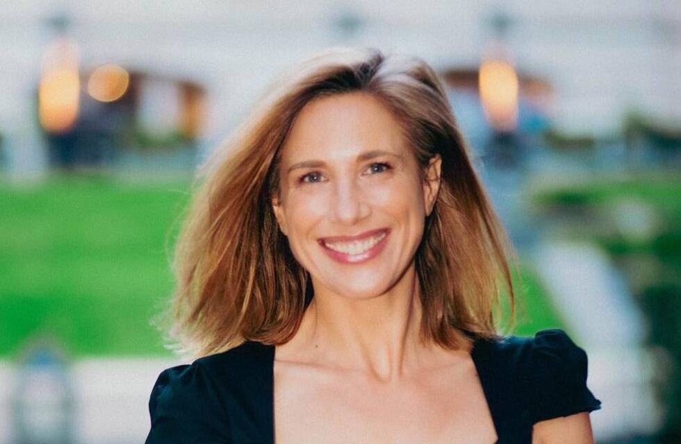 De gala: Alina Moine iluminó la noche en una fiesta de casamiento con look total black