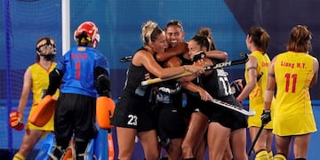 Jugadoras de Las Leonas celebran un gol del 3-2 sobre China, partido válido por la fase de grupos de los Juegos Olímpicos Tokio 2020.