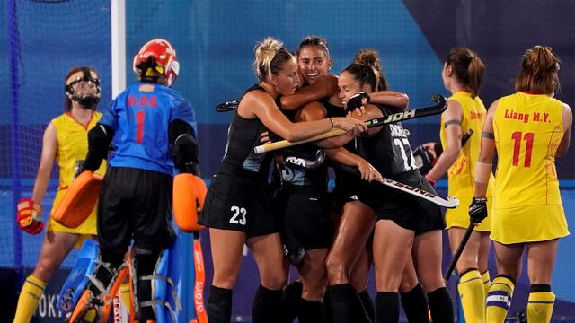 Jugadoras de Las Leonas celebran un gol del 3-2 sobre China, partido válido por la fase de grupos de los Juegos Olímpicos Tokio 2020.