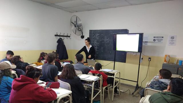 Curso de manipulación de alimentos para alumnos de la Escuela Agropecuaria.