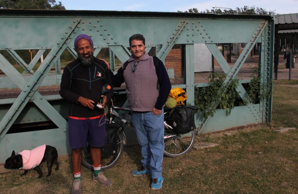El visitante en bicicleta que pasó por Arroyito y siguió a Bahía Blanca