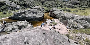 El lugar brinda la posibilidad de descansar en playas escondidas en un ambiente serrano a 70 kilómetros de la capital.