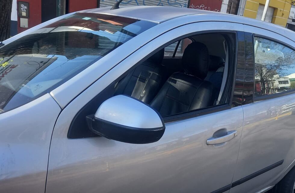 Dejó a su bebé arriba del auto para ir a un centro de estética: la policía lo rescató