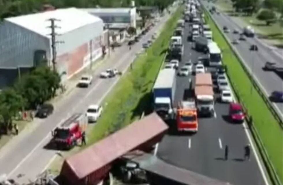 Panamericana: Dos camiones chocaron en un siniestro múltiple y hay tres heridos