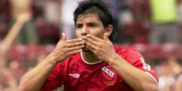 Sergio Agüero y el festejo de uno de sus últimos goles en Independiente. (Foto: DyN)