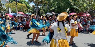 Con mucho entusiasmo y alegría, en horas del mediodía de este viernes se vivía en las calles tarijeñas una "previa" del colorido Carnaval Chapeco.