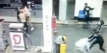 El momento en el que el hombre fue agredido por una patota. Imágenes capturadas por cámaras de seguridad del lugar.