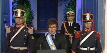 Frente a la Casa Histórica luego de firmar el Pacto de Mayo