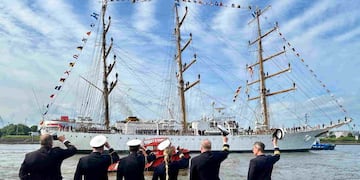 La fragata ARA “Libertad” se despidió de Hamburgo rumbo a Países Bajos. (Foto: Gaceta Marinera).