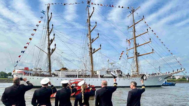 La fragata ARA “Libertad” se despidió de Hamburgo rumbo a Países Bajos. (Foto: Gaceta Marinera).