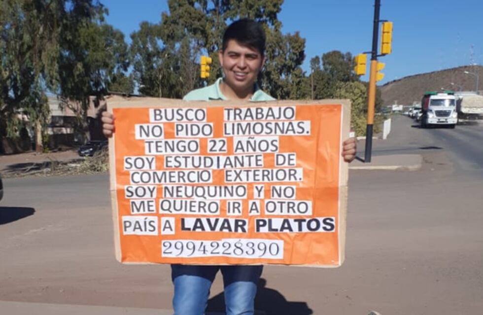 Un joven se paró en la ruta de Neuquén a pedir trabajo: “No quiero irme del país”