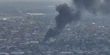 La columna de humo negro que generó el incendio y se vio a gran distancia.