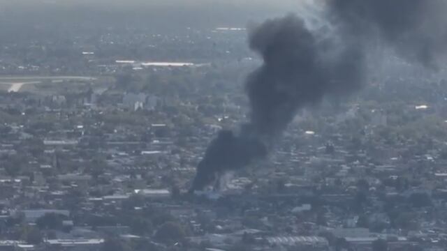 La columna de humo negro que generó el incendio y se vio a gran distancia.