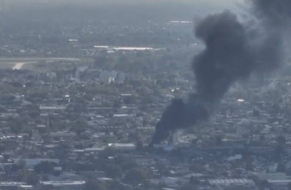 Las impactantes imágenes de un incendio en una fábrica de Caseros donde murió un operario