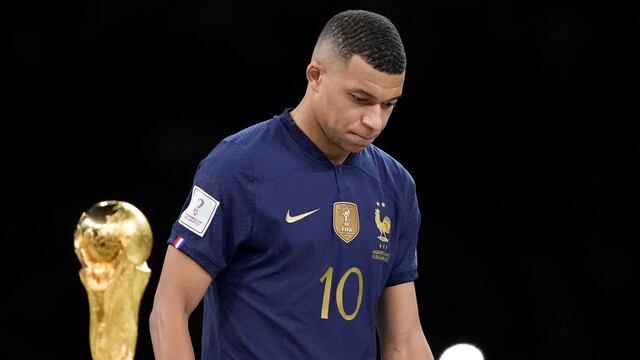 Kylian Mbappé marcó tres goles en la final, fue el máximo anotador de la Copa del Mundo Qatar 2022 pero el trofeo fue para Argentina. (AP)