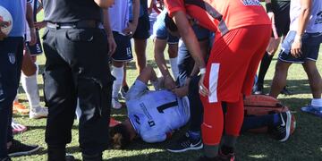 El arquero visitante, tras recibir el impacto, recibe la atención de sus compañeros. / José Gutiérrez (Los Andes).