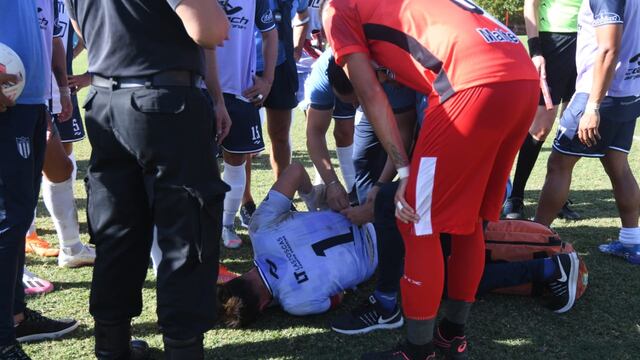 El arquero visitante, tras recibir el impacto, recibe la atención de sus compañeros. / José Gutiérrez (Los Andes).