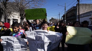Los vecinos marchan a la comisaría de Lanús para pedir justicia por el crimen de Morena.