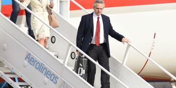 Alberto Fernández bajando de un avión. (Los Andes)