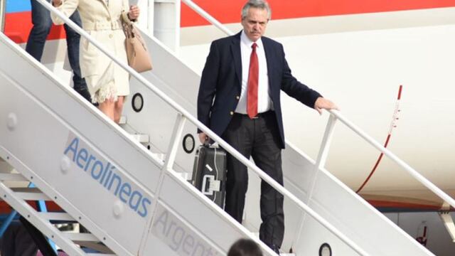 Alberto Fernández bajando de un avión. (Los Andes)