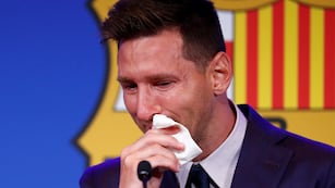Lionel Messi llorando y secándose las lágrimas en la despedida de Barcelona. (AP)