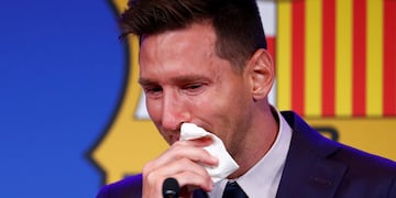 Lionel Messi llorando y secándose las lágrimas en la despedida de Barcelona. (AP)