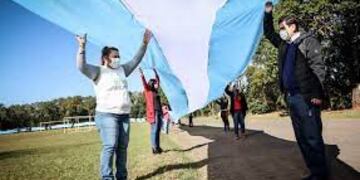 Para este viernes patrio, Eldorado lució la bandera argentina confeccionada localmente.