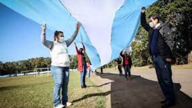 Para este viernes patrio, Eldorado lució la bandera argentina confeccionada localmente.