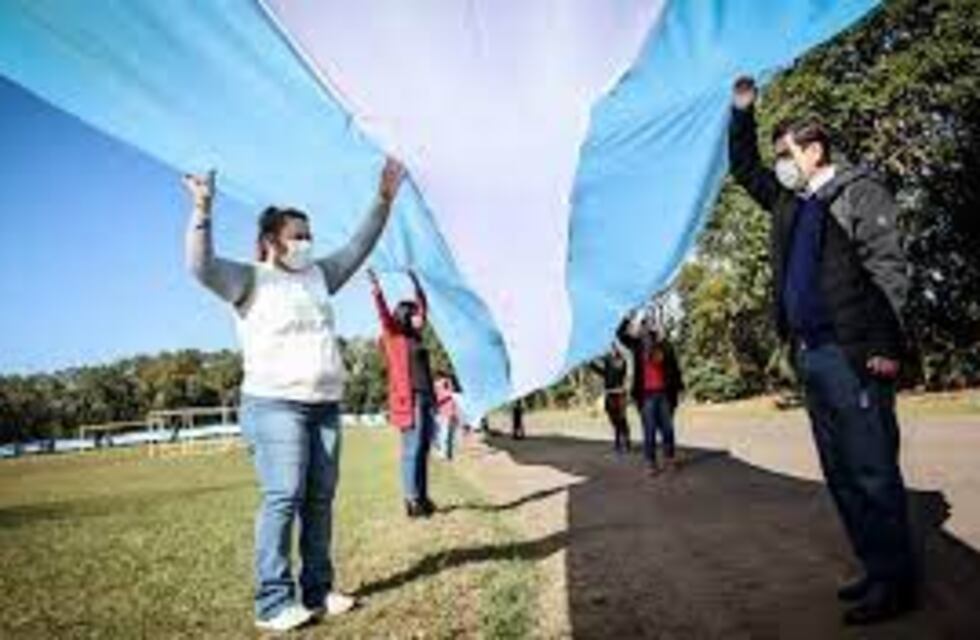 Para este viernes patrio, Eldorado lució la bandera argentina confeccionada localmente
