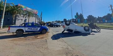 Vuelco sobre avenida La Voz del Interior, a la altura de bulevar Los Alemanes, Córdoba. (Nicolás Bravo / La Voz)