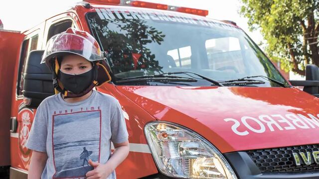 Franco le ganó la batalla al cáncer y cumplió su sueño que lo paseen en autobomba por la calle