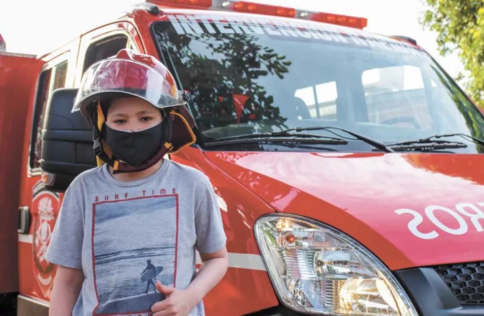 Franco le ganó la batalla al cáncer y cumplió su sueño que lo paseen en autobomba por la calle