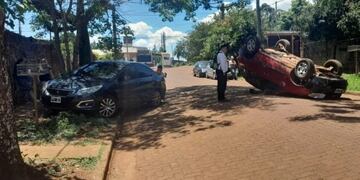 Conductor chocó un auto estacionado y volcó en Posadas.