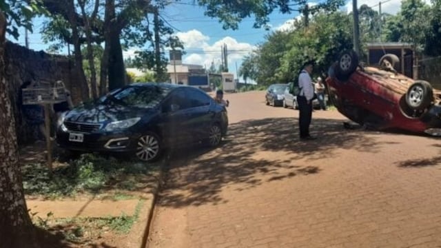 Conductor chocó un auto estacionado y volcó en Posadas.