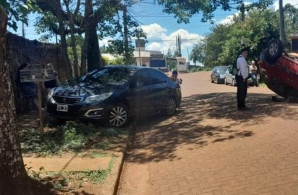 Conductor chocó un auto estacionado y volcó en Posadas