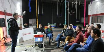 Luis Castellano junto a la comisión directiva del Club 9 de Julio