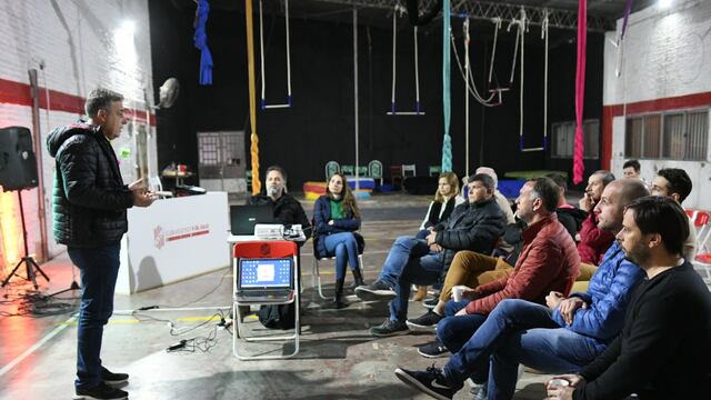 Luis Castellano junto a la comisión directiva del Club 9 de Julio