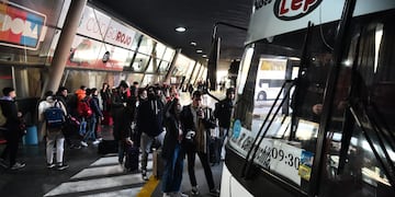 Intenso movimiento en la terminal de ómnibus de Córdoba. (Pedro Castillo)