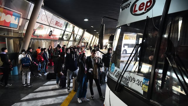 Intenso movimiento en la terminal de ómnibus de Córdoba. (Pedro Castillo)