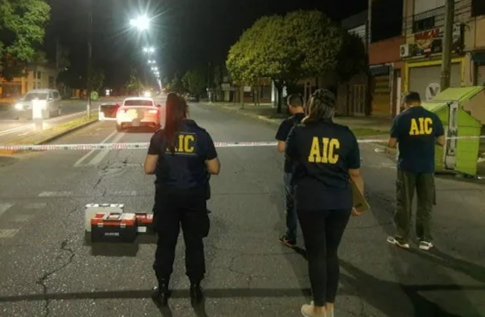 Violencia en el sur de Rosario: Un hombre está grave tras recibir una decena de balazos en su auto