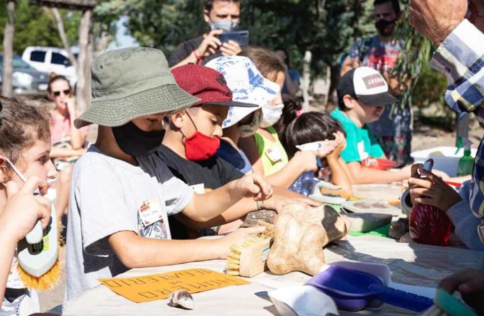 Niños jugaron con fósiles de dinosaurios en Alvear