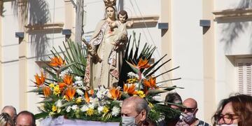 La escultura estalló en pedazos al pie de la escalinata.
