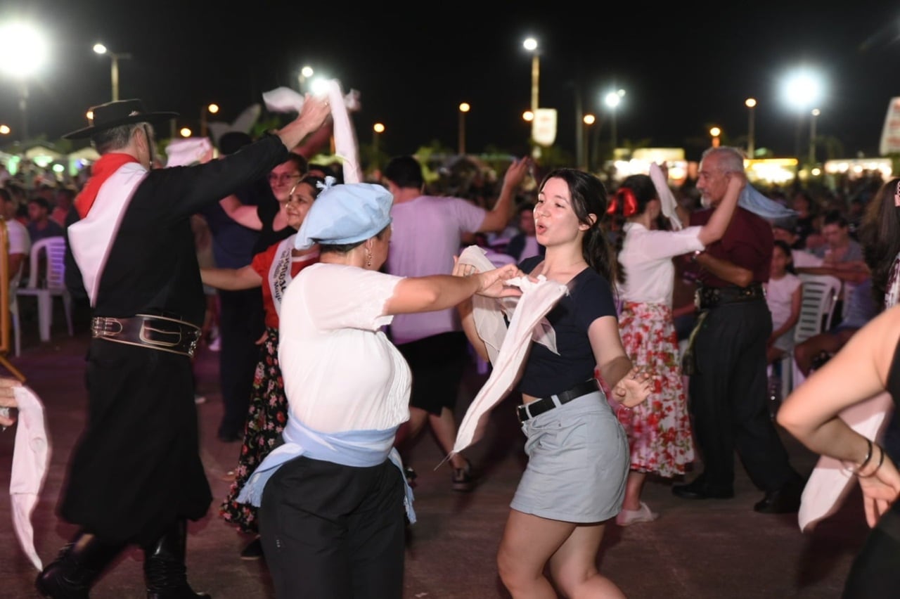 El Festival Nacional del Litoral cerró su edición 2025 con una noche llena de identidad y celebración popular.