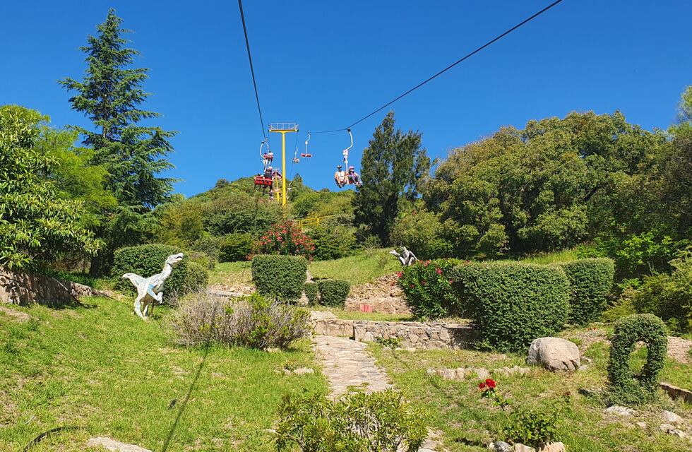 Susto en las sierras: dos turistas cayeron de la aerosilla de Los Cocos