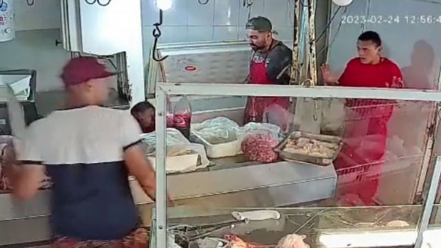 Uno de los delincuentes tomó un cuchillo "para apurar" a los empleados.