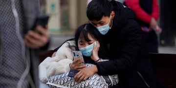 Ciudadanos de Wuhan, provincia china de Hubei, se protegen con mascarillas ante un posible rebrote del coronavirus en el país.