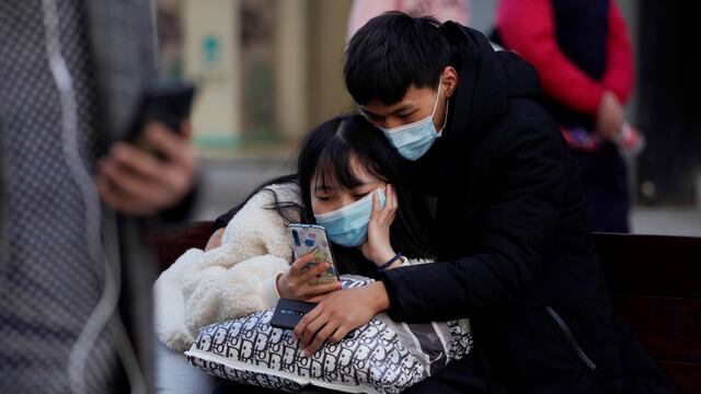 Ciudadanos de Wuhan, provincia china de Hubei, se protegen con mascarillas ante un posible rebrote del coronavirus en el país.