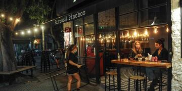 Primer noche de restricciones y controles de la policía en la ciudad de Buenos Aires. Zona de Palermo, Bares y restoranes cerrando. Amba, Argentina
Foto Federico Lopez Claro