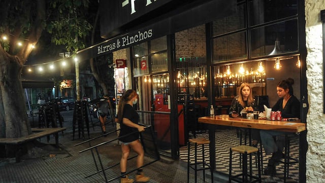 Primer noche de restricciones y controles de la policía en la ciudad de Buenos Aires. Zona de Palermo, Bares y restoranes cerrando. Amba, Argentina
Foto Federico Lopez Claro